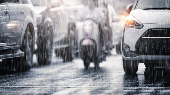 Tips Melindungi Bodi Mobil dari Bahaya Air Hujan